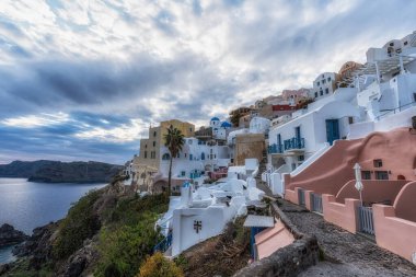 Yunanistan 'ın Santorini kentindeki ünlü Oia köyü dar sokakları