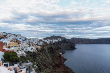 Yunanistan 'ın Santorini kentinde ünlü Oia köyü gün batımı manzarası