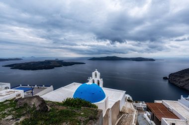 Santorini Yunanistan 'da yağmur fırtınası bulutları sırasında üç çan çalındı. Yunanistan 'ın Santorini kentinin ünlü simgesi