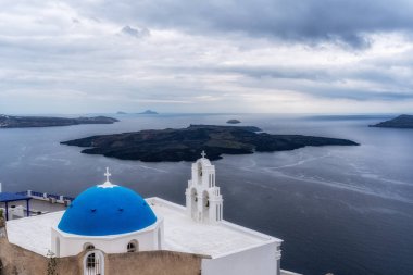 Santorini Yunanistan 'da yağmur fırtınası bulutları sırasında üç çan çalındı. Yunanistan 'ın Santorini kentinin ünlü simgesi