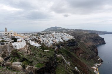 Fira 'nın kayalık kıyı köyü manzarası. Yunanistan 'ın Santorini kentindeki ünlü turist kıyı köyü