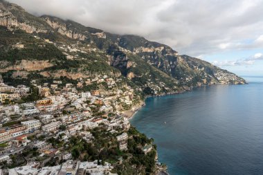 Positano 'ya bak. Ünlü Amalfi Sahili kıyısında küçük bir sahil yerleşim köyü. Positano, İtalya 'da çekildi
