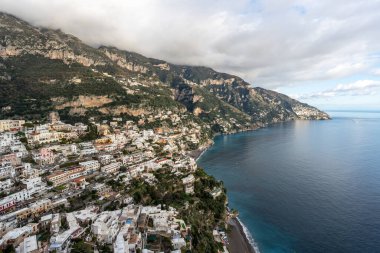 Positano 'ya bak. Ünlü Amalfi Sahili kıyısında küçük bir sahil yerleşim köyü. Positano, İtalya 'da çekildi