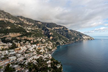 Positano 'ya bak. Ünlü Amalfi Sahili kıyısında küçük bir sahil yerleşim köyü. Positano, İtalya 'da çekildi