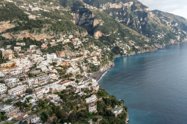 Positano 'ya bak. Ünlü Amalfi Sahili kıyısında küçük bir sahil yerleşim köyü. Positano, İtalya 'da çekildi