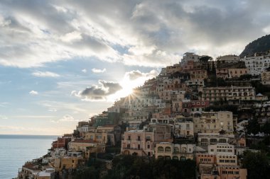 Positano, ünlü Amalfi Sahili kıyısında küçük bir sahil yerleşim köyü. Positano, İtalya 'da çekildi