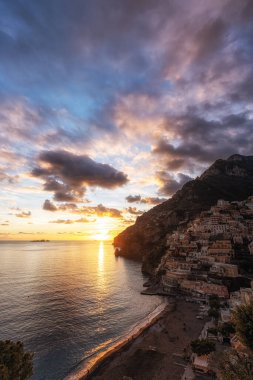 Positano üzerinde gün batımı manzarası. Meşhur Amalfi Sahili boyunca yer alan küçük bir sahil yerleşim köyü. Positano, İtalya 'da çekildi