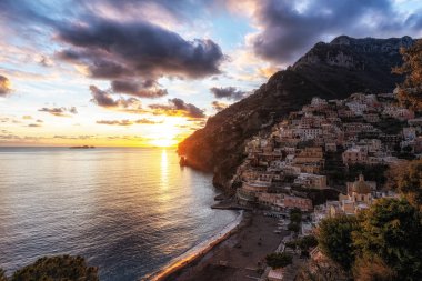Positano üzerinde gün batımı manzarası. Meşhur Amalfi Sahili boyunca yer alan küçük bir sahil yerleşim köyü. Positano, İtalya 'da çekildi