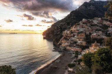 Positano üzerinde gün batımı manzarası. Meşhur Amalfi Sahili boyunca yer alan küçük bir sahil yerleşim köyü. Positano, İtalya 'da çekildi