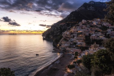 Positano üzerinde gün batımı manzarası. Meşhur Amalfi Sahili boyunca yer alan küçük bir sahil yerleşim köyü. Positano, İtalya 'da çekildi