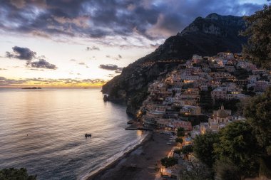 Positano üzerinde gün batımı manzarası. Meşhur Amalfi Sahili boyunca yer alan küçük bir sahil yerleşim köyü. Positano, İtalya 'da çekildi