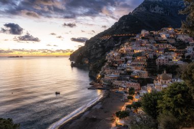 Positano üzerinde gün batımı manzarası. Meşhur Amalfi Sahili boyunca yer alan küçük bir sahil yerleşim köyü. Positano, İtalya 'da çekildi