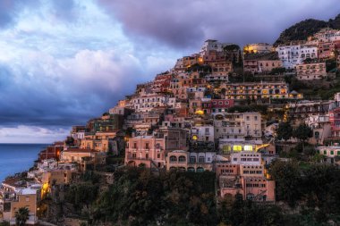 Positano köyü gece aydınlandı. Ünlü Amalfi Sahili boyunca küçük bir sahil köyü. Positano, İtalya 'da çekildi