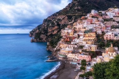 Positano üzerinde gün doğumu manzarası. Ünlü Amalfi Sahili boyunca yer alan küçük bir sahil yerleşim köyü. Positano, İtalya 'da çekildi