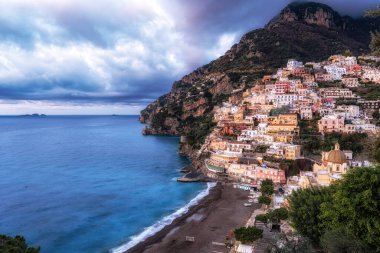 Positano üzerinde gün doğumu manzarası. Ünlü Amalfi Sahili boyunca yer alan küçük bir sahil yerleşim köyü. Positano, İtalya 'da çekildi