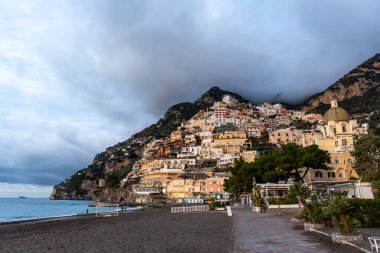 Positano 'da sabah saatlerinde çekilmiş boş bir plaj. Meşhur Amalfi Sahili kıyısında küçük bir sahil yerleşim köyü. Positano, İtalya 'da çekildi