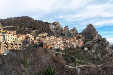 Dolomiti Lucane sıradağları içinde Castelmezzano 'nun küçük bir dağ köyü. İtalya 'nın Potenza bölgesindeki ünlü ikonik köy