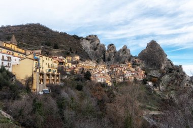 Dolomiti Lucane sıradağları içinde Castelmezzano 'nun küçük bir dağ köyü. İtalya 'nın Potenza bölgesindeki ünlü ikonik köy