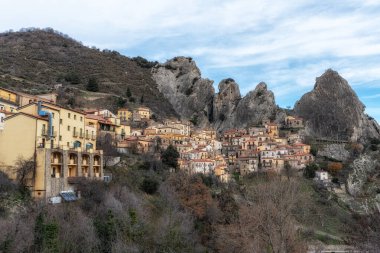 Dolomiti Lucane sıradağları içinde Castelmezzano 'nun küçük bir dağ köyü. İtalya 'nın Potenza bölgesindeki ünlü ikonik köy