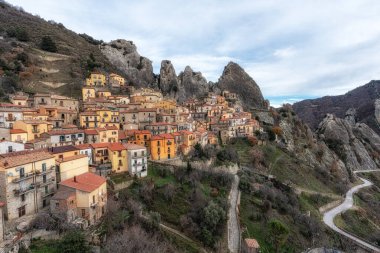 Dolomiti Lucane sıradağları içinde Castelmezzano 'nun küçük bir dağ köyü. İtalya 'nın Potenza bölgesindeki ünlü ikonik köy