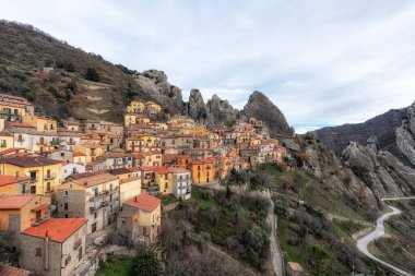 Dolomiti Lucane sıradağları içinde Castelmezzano 'nun küçük bir dağ köyü. İtalya 'nın Potenza bölgesindeki ünlü ikonik köy