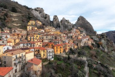 Dolomiti Lucane sıradağları içinde Castelmezzano 'nun küçük bir dağ köyü. İtalya 'nın Potenza bölgesindeki ünlü ikonik köy
