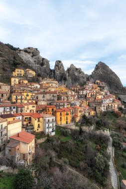 Dolomiti Lucane sıradağları içinde Castelmezzano 'nun küçük bir dağ köyü. İtalya 'nın Potenza bölgesindeki ünlü ikonik köy