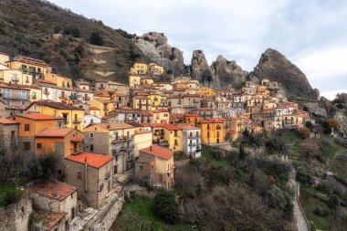 Dolomiti Lucane sıradağları içinde Castelmezzano 'nun küçük bir dağ köyü. İtalya 'nın Potenza bölgesindeki ünlü ikonik köy