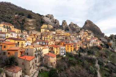 Dolomiti Lucane sıradağları içinde Castelmezzano 'nun küçük bir dağ köyü. İtalya 'nın Potenza bölgesindeki ünlü ikonik köy
