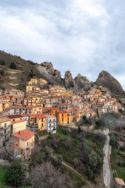 Dolomiti Lucane sıradağları içinde Castelmezzano 'nun küçük bir dağ köyü. İtalya 'nın Potenza bölgesindeki ünlü ikonik köy
