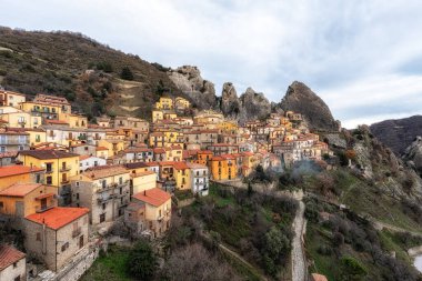Dolomiti Lucane sıradağları içinde Castelmezzano 'nun küçük bir dağ köyü. İtalya 'nın Potenza bölgesindeki ünlü ikonik köy