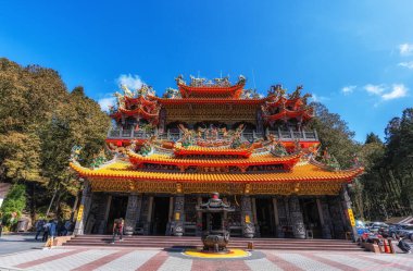 Alishan Shouzhen Tapınağı manzaralı. Tayvan 'daki Alishan Milli Parkı' ndaki ünlü tapınak.