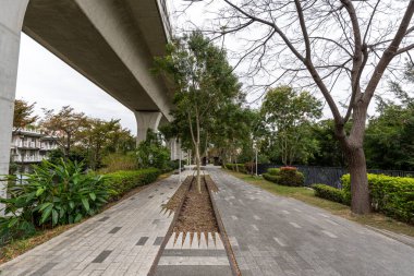 Tayvan Bağlantısı 1908 eski demiryolu parkı yeşil geçide dönüştü. 9 Şubat 2025 'te Taichung, Tayvan' da çekildi..