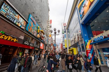 Meşhur Osaka Dontonbori restoranları ve Japonya 'nın Osaka kentindeki ünlü seyahat yerleri. 30 Mart 2025 'te çekildi.