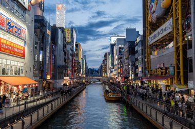 Dontobori ya da Tombori nehri Japonya 'nın Osaka kentindeki ünlü ikonik simgelerden biridir. 30 Mart 2025 'te çekildi.