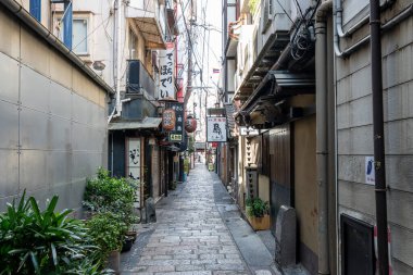 Osaka Hozenji Yokocho dar bar sokağı. 31 Mart 2025 'te Dontonbori, Osaka, Japonya yakınlarında çekildi.