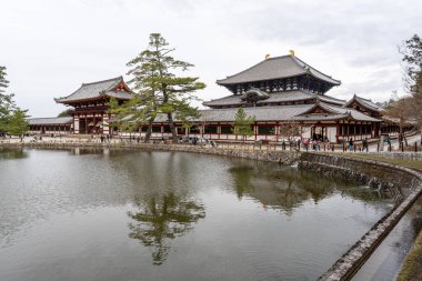 Todaiji Kagami-Ike Gölet Tapınağı yakınlarındaki çeşitli turistlerin yansıması. Japonya, Nara 'da çekildi.