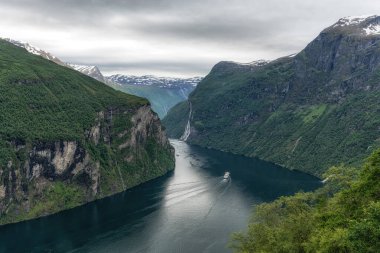 Ornesvingen perspektif güvertesinden alınan Geiranger fiyortu. Ünlü Unesco Norveç 'te fiyortta oturuyordu.