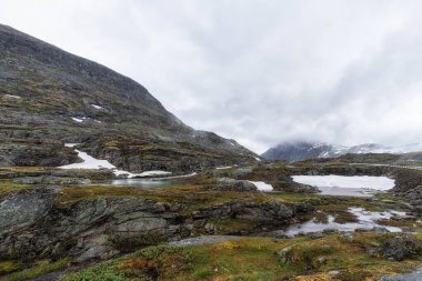 Ovre Blaafjeld Bro, Norveç 'teki Geiranger-Trollstigen Ulusal Turizm Rotası' na Yukarı Mavi Köprü manzaralı bakış açısı olarak da adlandırılır..