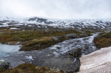 Ovre Blaafjeld Bro, Norveç 'teki Geiranger-Trollstigen Ulusal Turizm Rotası' na Yukarı Mavi Köprü manzaralı bakış açısı olarak da adlandırılır..