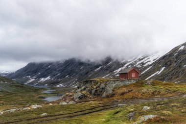 djupvatnet Gölü manzaralı ünlü manzaralı güzergah boyunca Norveç 'teki Geiranger-Trollstigen' den 63.