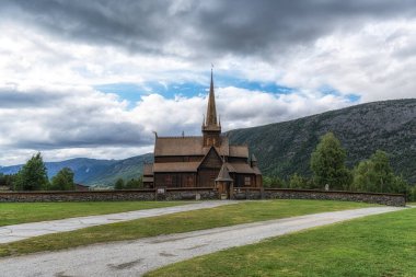 Lom Stave Kilisesi Lom stavkyrkje Norveç 'in Lom kentindeki trebro köprüsünden alındı.