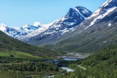 Dağları çevreleyen Sognefjellet koku yolu ve Norveç 'in ünlü turistik rotası nehir manzarası