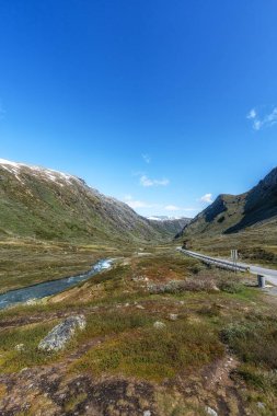 Dağları çevreleyen Sognefjellet koku yolu ve Norveç 'in ünlü turistik rotası nehir manzarası