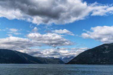 Naeroyfjord feribot yolculuğundan alındı. Norveç 'teki Songne fiyortunun en dar yeri..