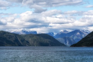 Naeroyfjord feribot yolculuğundan alındı. Norveç 'teki Songne fiyortunun en dar yeri..