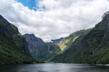 Naeroyfjord feribot yolculuğundan alındı. Norveç 'teki Songne fiyortunun en dar yeri..
