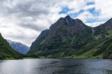 Naeroyfjord feribot yolculuğundan alındı. Norveç 'teki Songne fiyortunun en dar yeri..