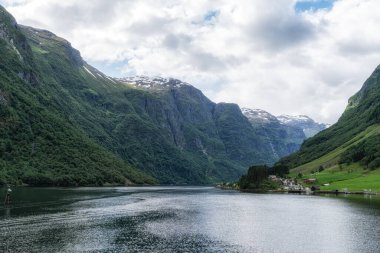 Naeroyfjord feribot yolculuğundan alındı. Norveç 'teki Songne fiyortunun en dar yeri..