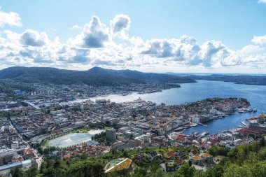 Floyen Dağı 'ndan Bergen yaz şehri manzarası. 4 Temmuz 2025 'te Bergen, Norveç' te çekildi.